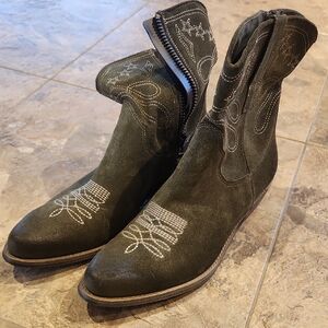 Boutique 9 Western Suede Ankle Boots Green 8M NWOT